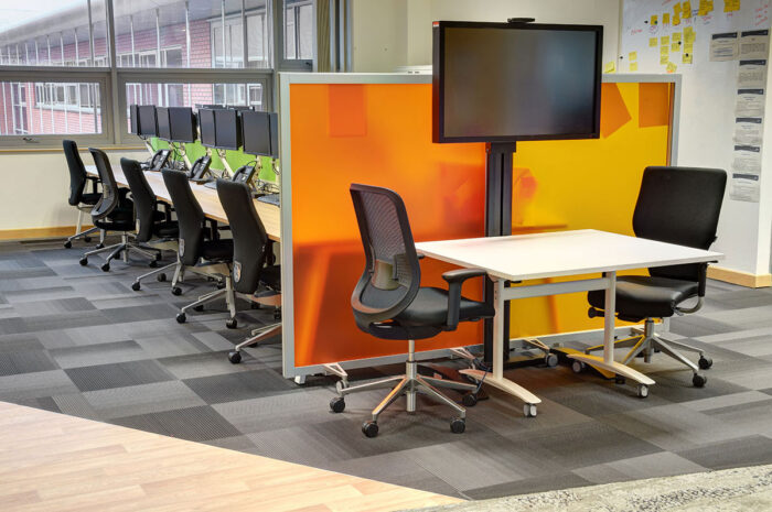 Office desks with end meeting space