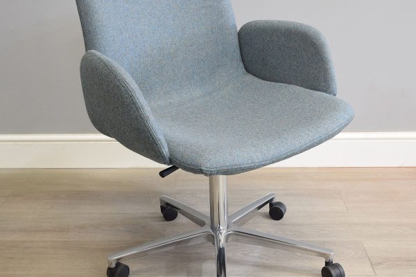 Office chair with upholstered arms